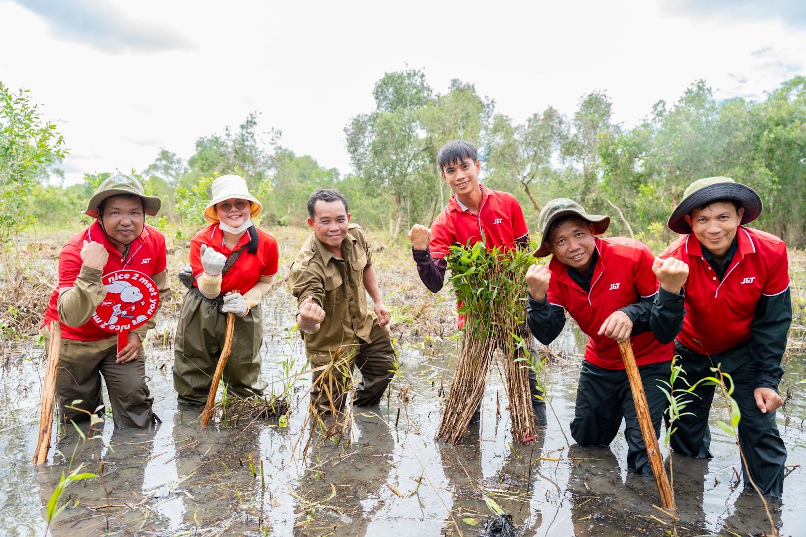 Tại Việt Nam, J&T Express triển khai chương tr&igrave;nh &ldquo;Kiến tạo tương lai - J&T Express chung sức dự &aacute;n trồng 1 tỷ c&acirc;y xanh&rdquo; g&oacute;p phần mở rộng diện t&iacute;ch rừng ngập nước tại Vườn Quốc Gia U Minh Thượng.