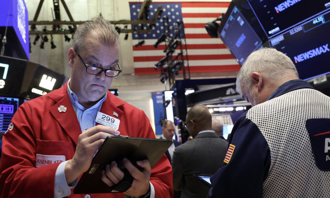 Các nhà giao dịch cổ phiếu trên sàn NYSE ở New York phiên ngày 3/4 - Ảnh: Reuters.