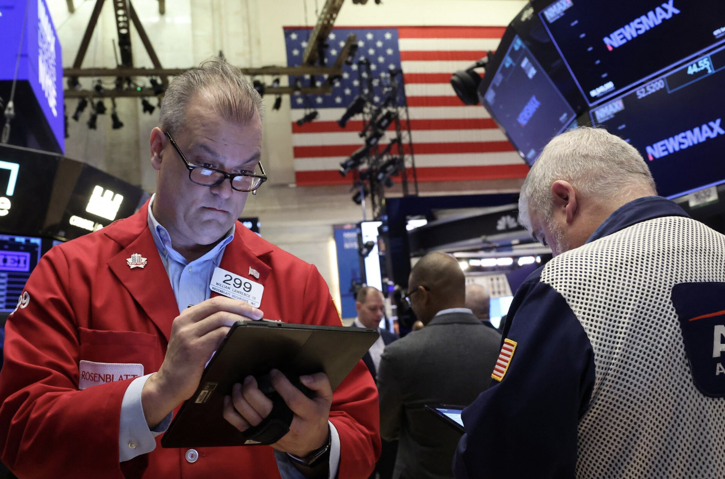 Các nhà giao dịch cổ phiếu trên sàn NYSE ở New York phiên ngày 3/4 - Ảnh: Reuters.