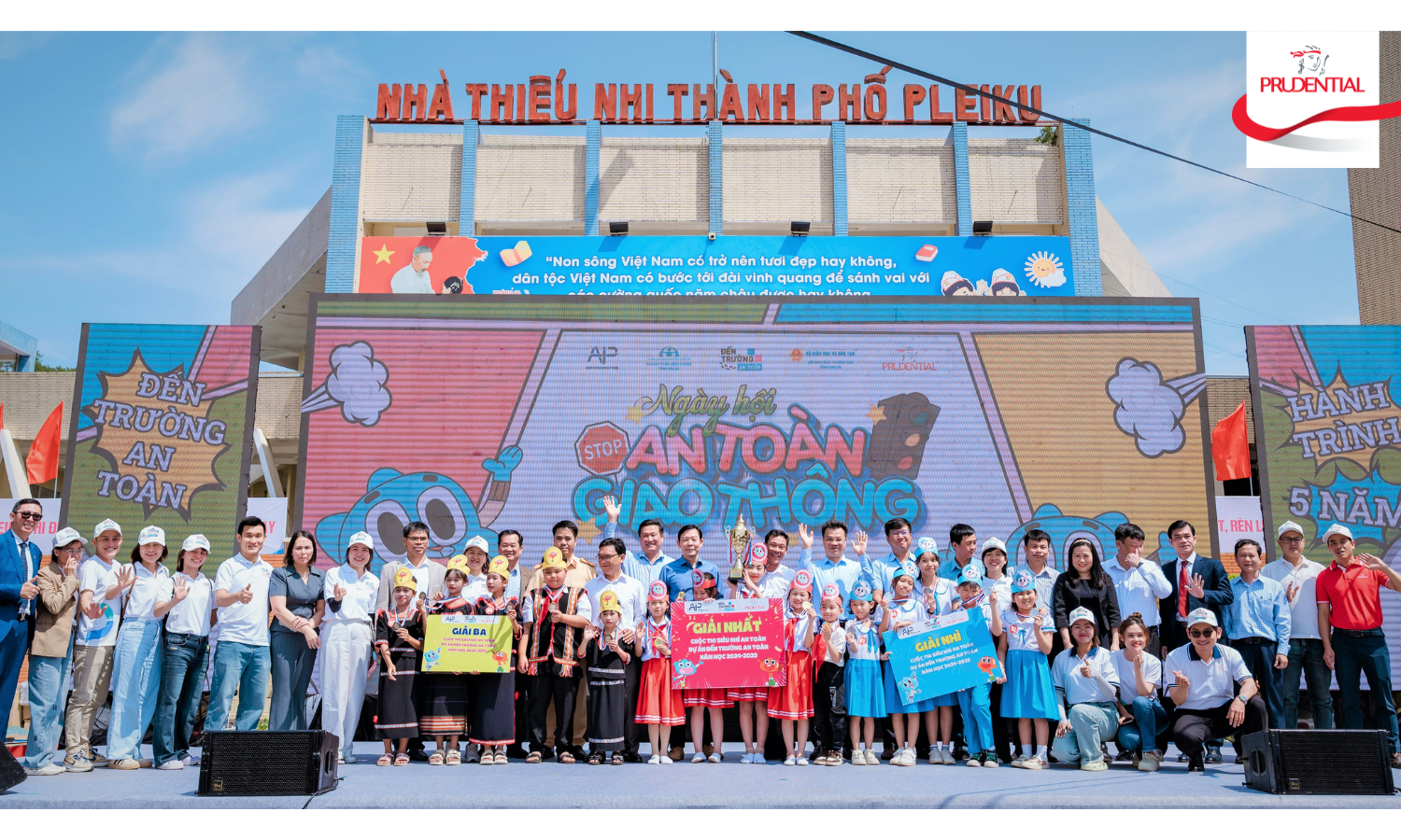 Ban giam khảo c&ugrave;ng to&agrave;n thể c&aacute;c vị kh&aacute;ch mời trao giải cho ba đội thi.