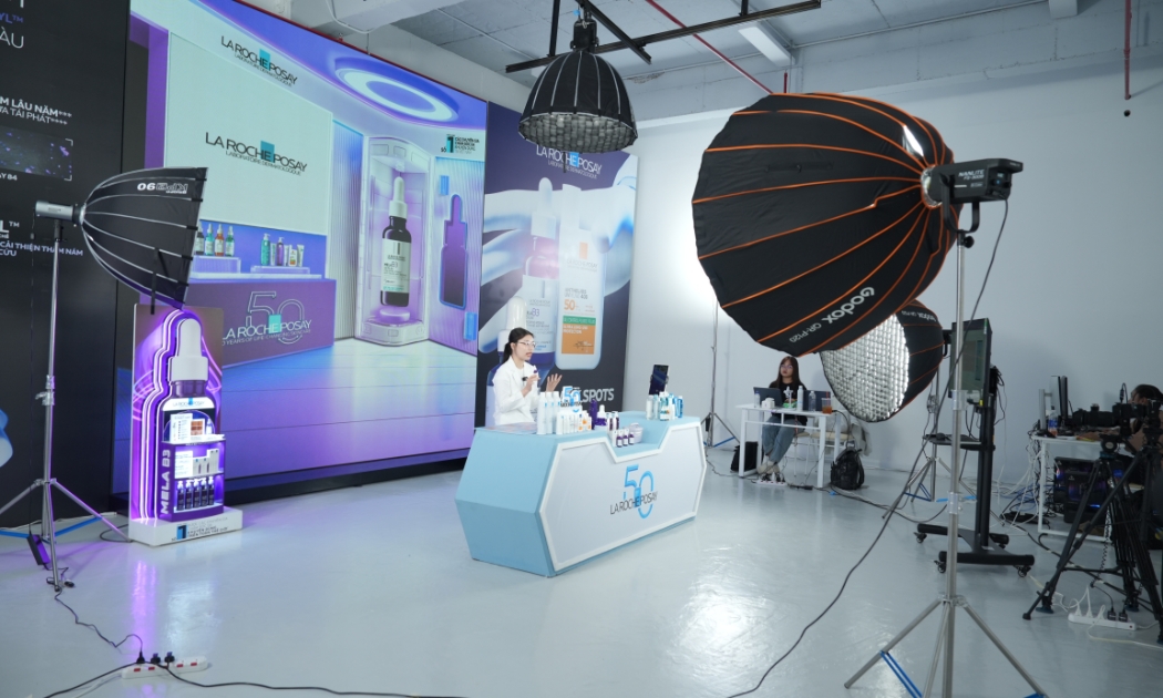 Một phiên livestream mỹ phẩm diễn ra trong Nhà máy Livestream.