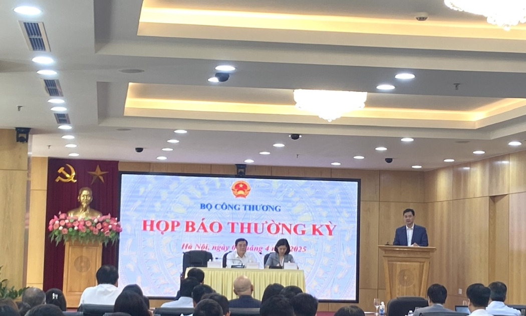 Thứ trưởng Bộ Công Thương Nguyễn Sinh Nhật Tân chủ trì cuộc họp báo.