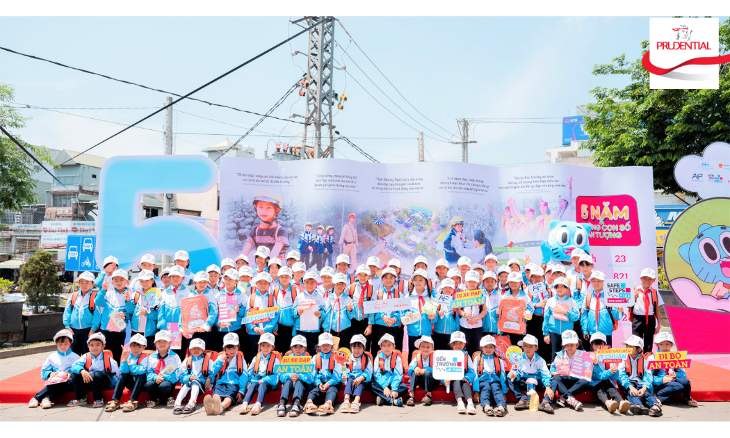 Các em học sinh chụp hình cùng đại sứ Gumball tại sự kiện.
