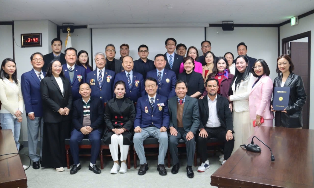 CLB Doanh nghiệp Việt Nam - Hàn Quốc Hải Phòng và Hội cựu chiến binh Seoul chụp ảnh kỷ niệm sau lễ ký kết. 