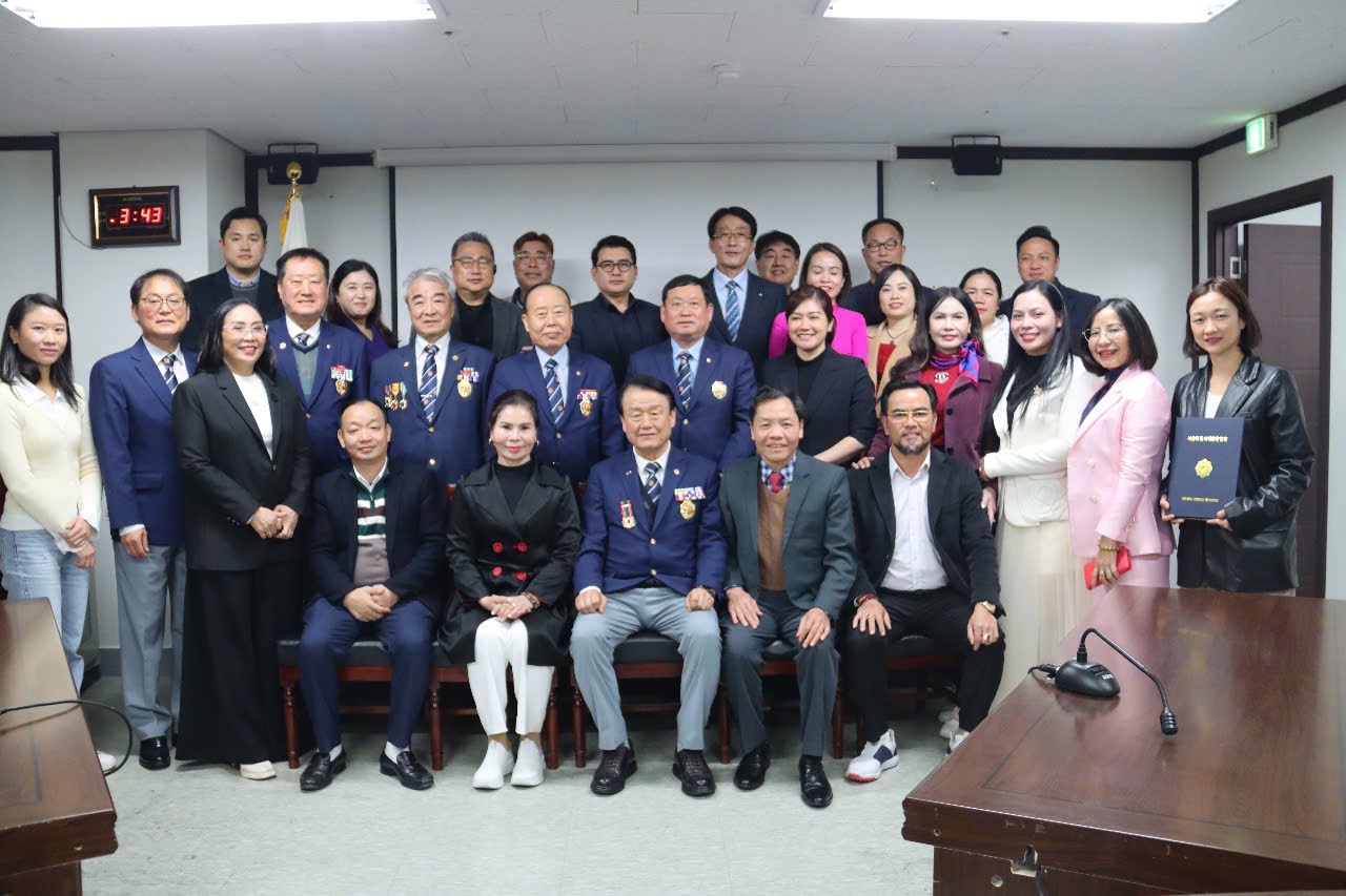 CLB Doanh nghiệp Việt Nam - Hàn Quốc Hải Phòng và Hội cựu chiến binh Seoul chụp ảnh kỷ niệm sau lễ ký kết. 