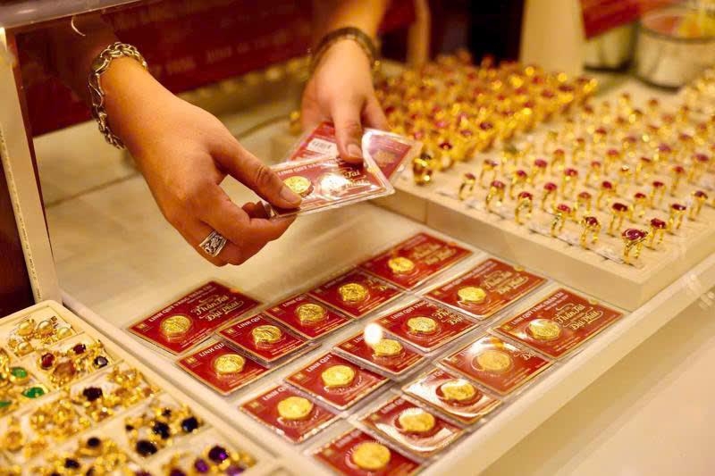 Domestic gold prices hit new high in line with global moves