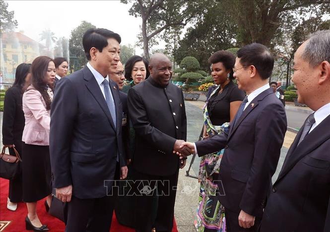 Chủ tịch nước Lương Cường giới thiệu với Tổng thống Burundi &Eacute;variste Ndayishimiye th&agrave;nh vi&ecirc;n đo&agrave;n Việt Nam. Ảnh: TTXVN.