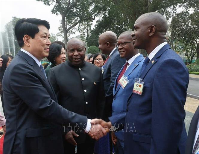 Tổng thống &Eacute;variste Ndayishimiye giới thiệu với Chủ tịch nước Lương Cường th&agrave;nh vi&ecirc;n đo&agrave;n Burundi. Ảnh: TTXVN.
