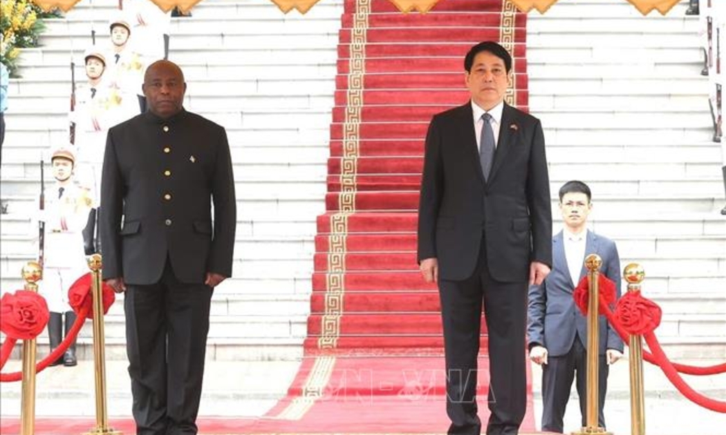 Chủ tịch nước Lương Cường và Tổng thống Cộng hòa Burundi Évariste Ndayishimiye trên bục danh dự, nghe quân nhạc cử Quốc thiều hai nước - Ảnh: TTXVN.