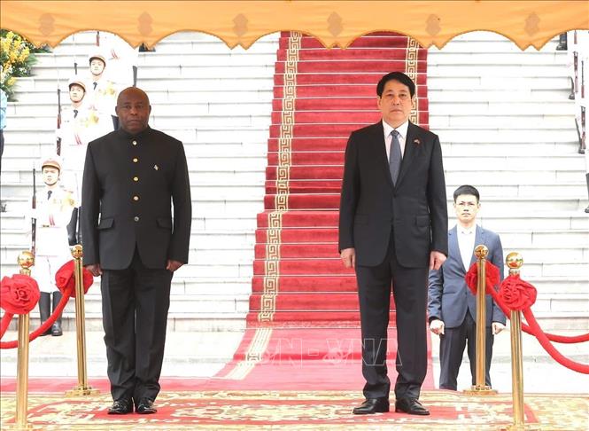 Chủ tịch nước Lương Cường và Tổng thống Cộng hòa Burundi Évariste Ndayishimiye trên bục danh dự, nghe quân nhạc cử Quốc thiều hai nước - Ảnh: TTXVN.