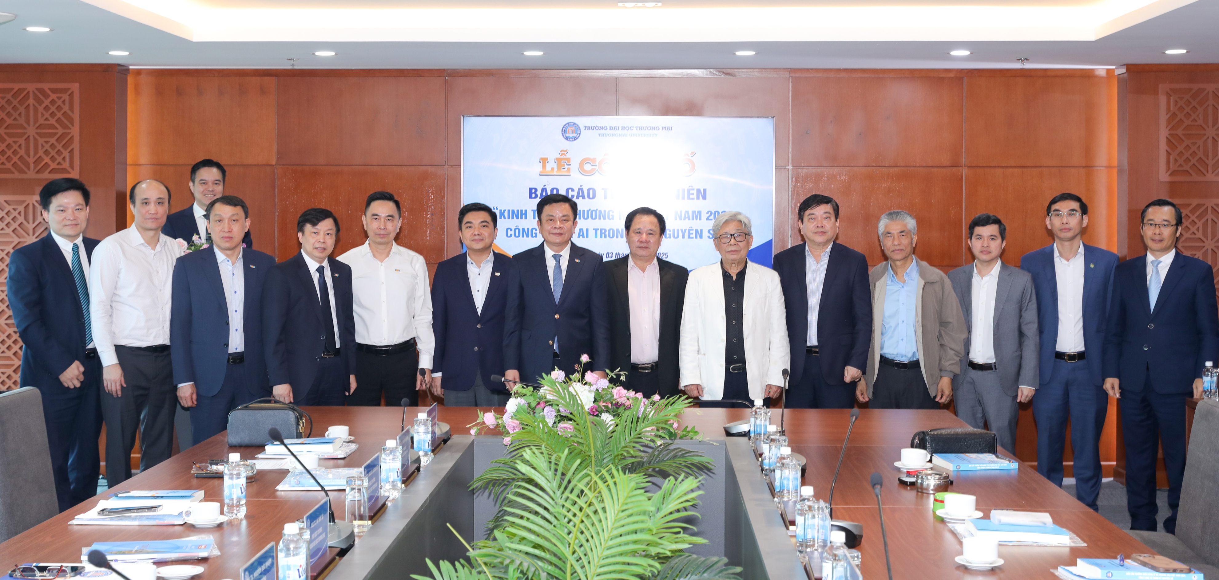 Các nhà nghiên cứu chụp ảnh lưu niệm tại buổi lễ công bố Báo cáo thường niên Kinh tế và thương mại 2024 - Công nghệ AI trong kỷ nguyên số.