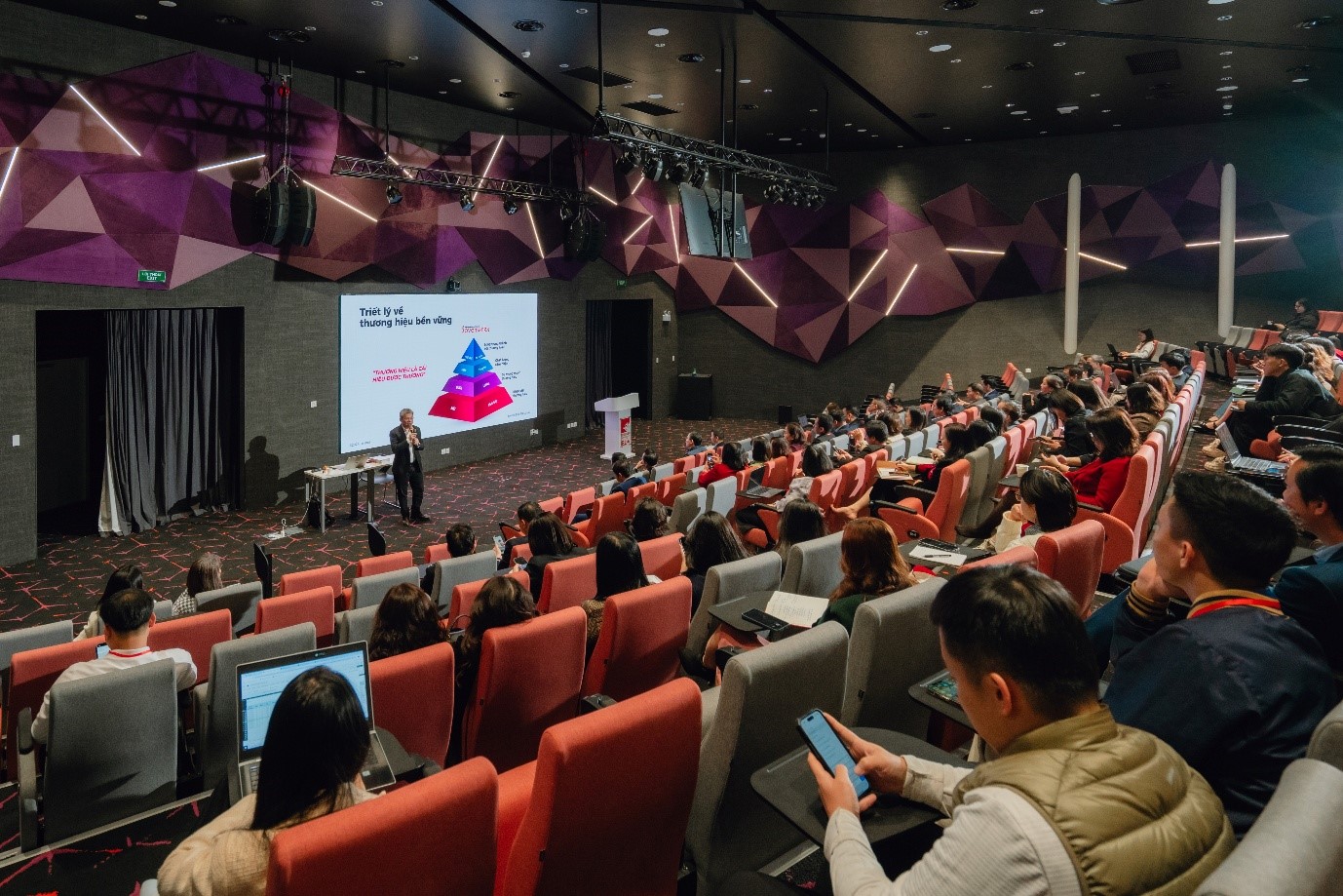 Hội thảo chuyên đề “Quản trị khủng hoảng truyền thông trong giáo dục” diễn ra tại giảng đường của BUV.