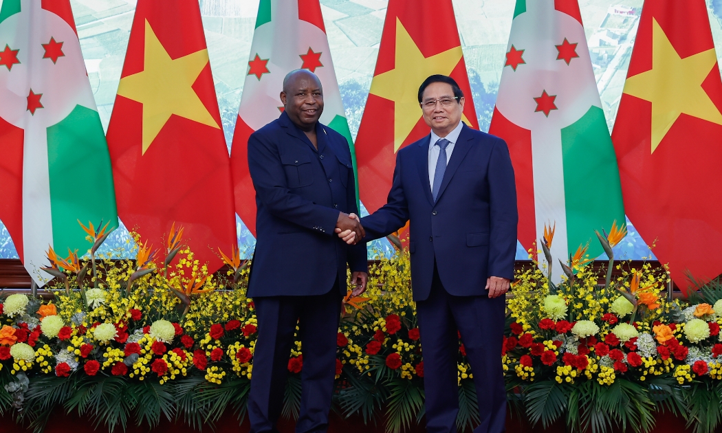 Thủ tướng Phạm Minh Chính và Tổng thống Burundi Évariste Ndayishimiye - Ảnh: VGP