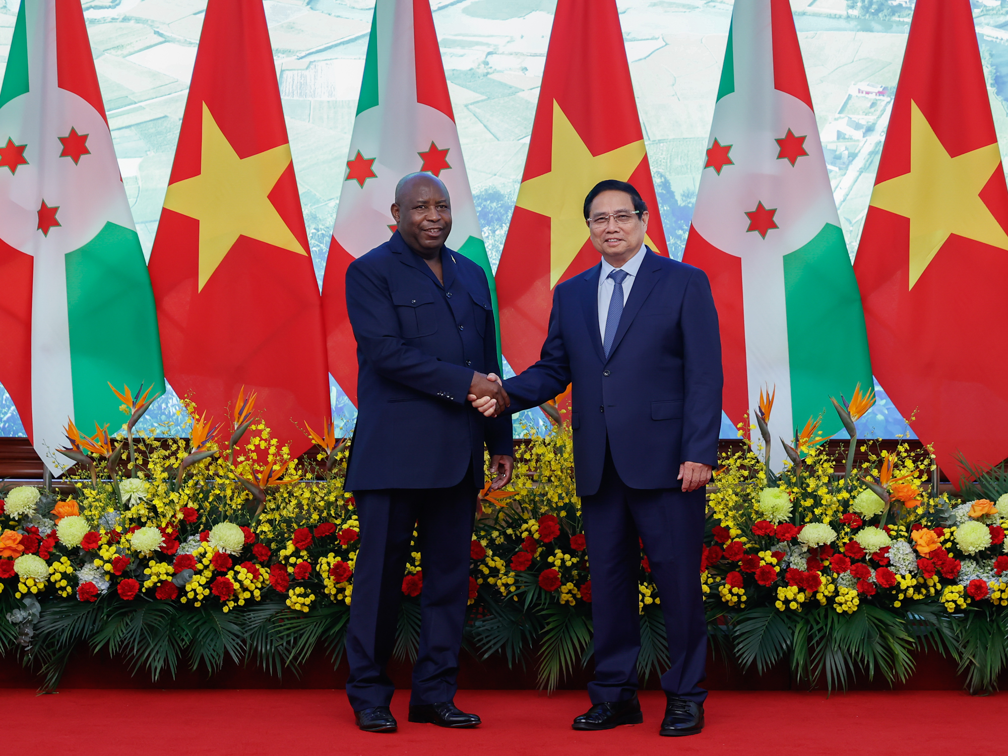 Thủ tướng Phạm Minh Chính và Tổng thống Burundi Évariste Ndayishimiye - Ảnh: VGP