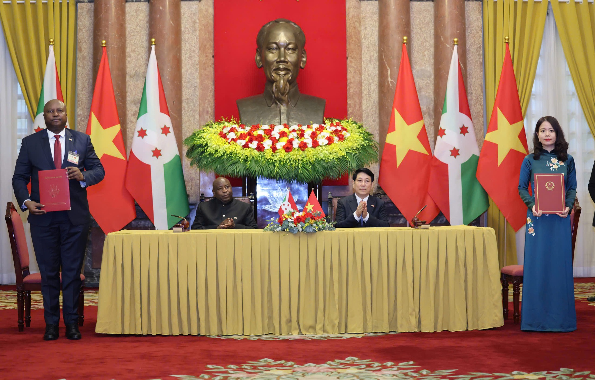 Chủ tịch nước Lương Cường v&agrave; Tổng thống &Eacute;variste Ndayishimiye chứng kiến Lễ k&yacute; kết văn kiện hợp t&aacute;c - Ảnh: VGP