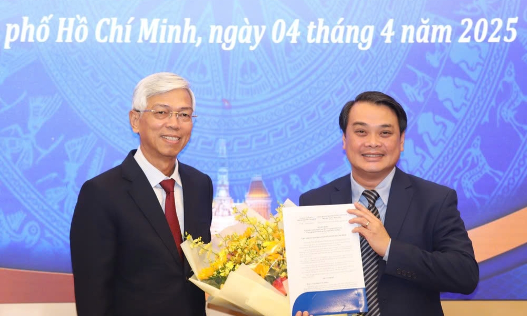 Phó Chủ tịch Ủy ban nhân dân Thành phố Võ Văn Hoan trao Quyết định bổ nhiệm cho ông Lê Trường Duy - Nguồn: Cổng thông tin điện tử TP. Hồ Chí Minh.
