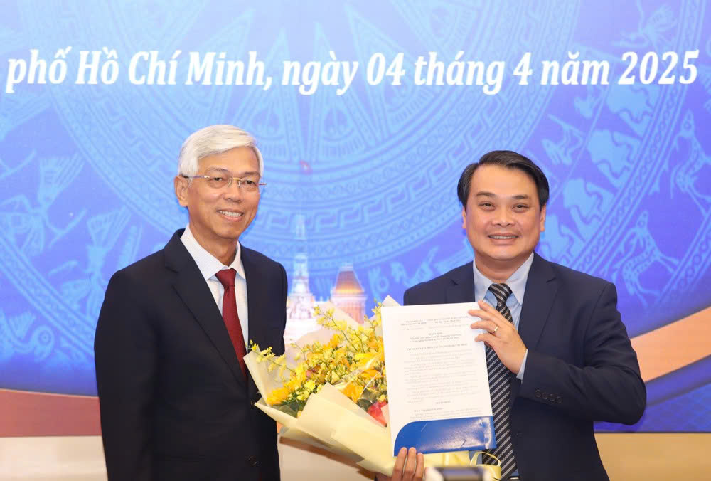 Phó Chủ tịch Ủy ban nhân dân Thành phố Võ Văn Hoan trao Quyết định bổ nhiệm cho ông Lê Trường Duy - Nguồn: Cổng thông tin điện tử TP. Hồ Chí Minh.