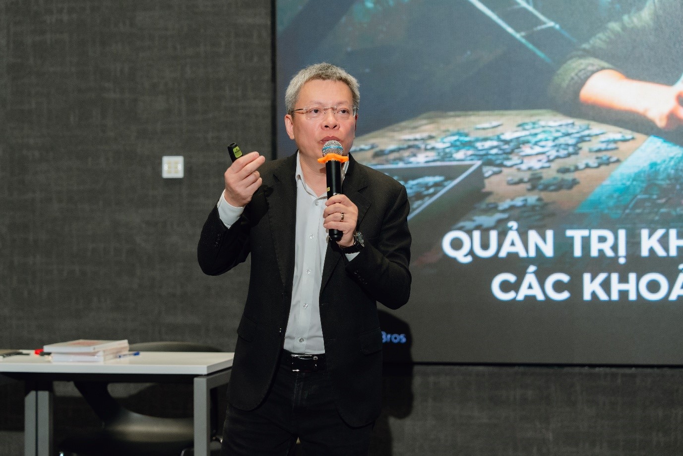 Diễn giả Lê Quốc Vinh, Chủ tịch kiêm CEO Tập đoàn Le Group chia sẻ tại Hội thảo Thành phố Hà Nội.