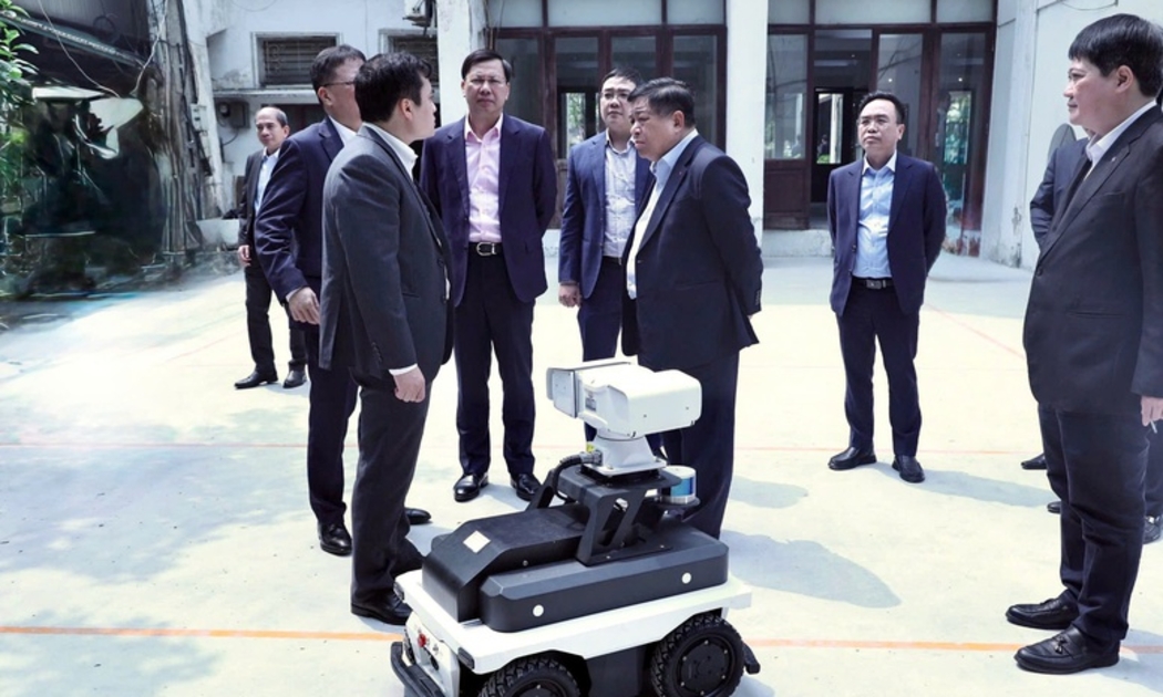 Phó Thủ tướng tham quan cơ sở vật chất và một số sản phẩm nghiên cứu của Viện Hàn lâm KHCN - Ảnh: VGP. 