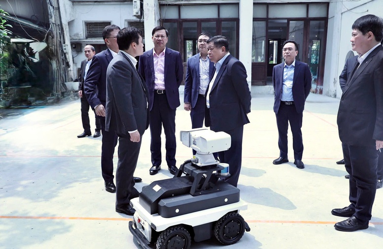 Phó Thủ tướng tham quan cơ sở vật chất và một số sản phẩm nghiên cứu của Viện Hàn lâm KHCN - Ảnh: VGP. 