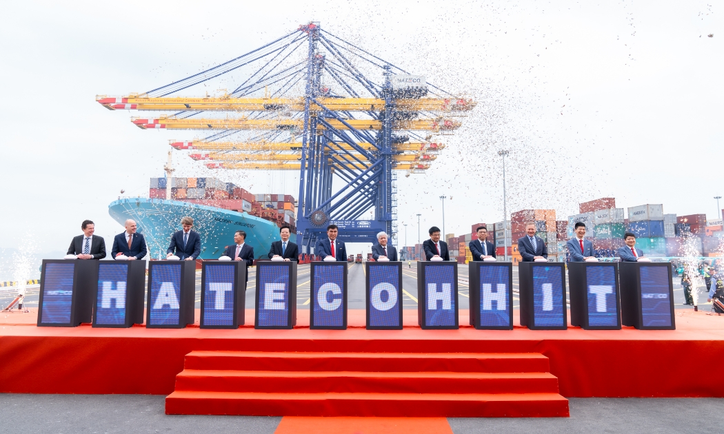 Các đại biểu bấm nút khánh thành Cảng container quốc tế Hateco.