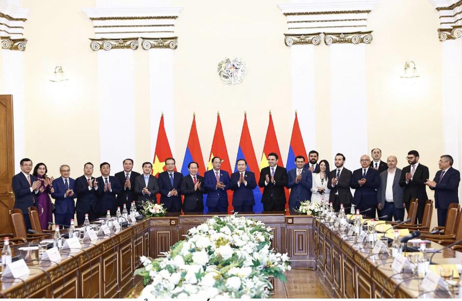 Chủ tịch Quốc hội Trần Thanh Mẫn cùng đoàn đại biểu cấp cao Quốc hội Việt Nam cùng một số Lãnh đạo Bộ, ngành, địa phương thăm chính thức Cộng hòa Armenia. Ảnh: Bộ Y tế.