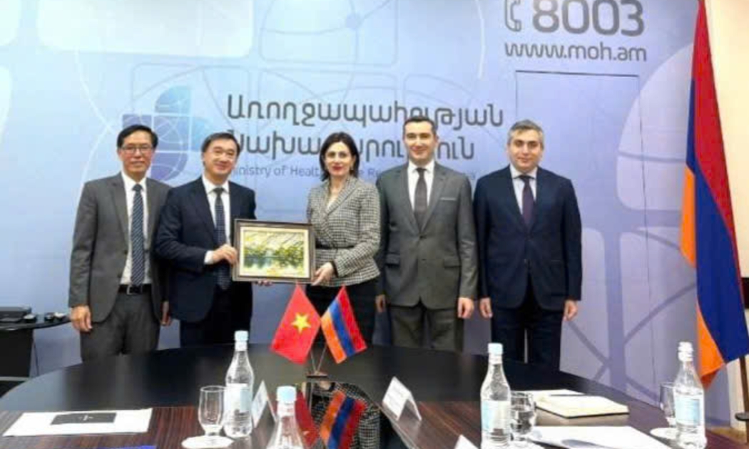 Thứ trưởng Bộ Y tế Trần Văn Thuấn thăm và làm việc tại Bộ Y tế Cộng hòa Armenia, hội đàm với Bộ trưởng Bộ Y tế Armenia, bà Anahit Avanesyan. Ảnh: Bộ Y tế.