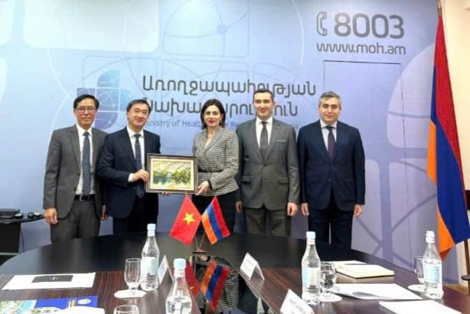 Thứ trưởng Bộ Y tế Trần Văn Thuấn thăm và làm việc tại Bộ Y tế Cộng hòa Armenia, hội đàm với Bộ trưởng Bộ Y tế Armenia, bà Anahit Avanesyan. Ảnh: Bộ Y tế.