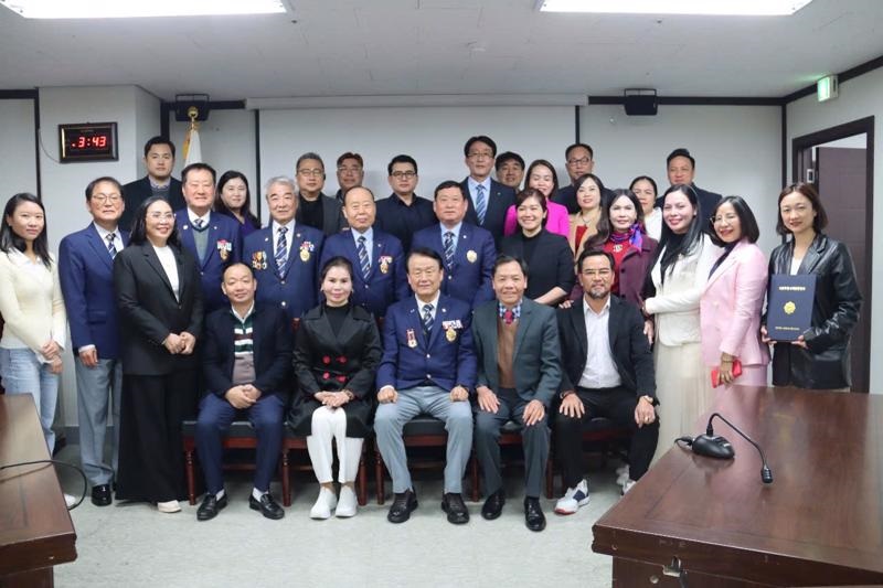 Representatives of the Vietnam-Korea Business Club in Hai Phong and Seoul City Veterans Association pose for a photo after the MoU signing. 