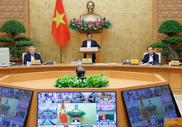 Prime Minister Pham Minh Chinh chairs the cabinet meeting on April 6. (Photo: VGP)