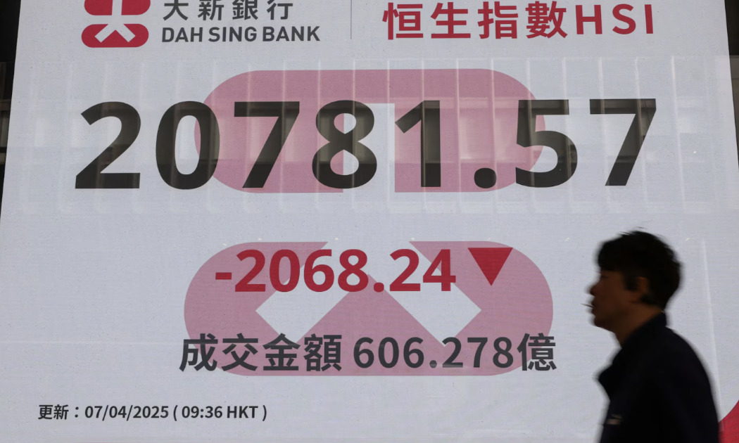 Một bảng điện tử chứng khoán ở Hồng Kông ngày 7/4 - Ảnh: Reuters.