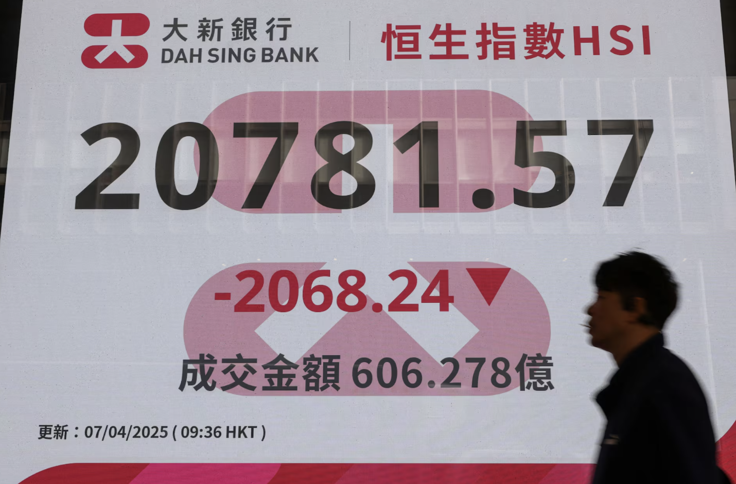 Một bảng điện tử chứng khoán ở Hồng Kông ngày 7/4 - Ảnh: Reuters.