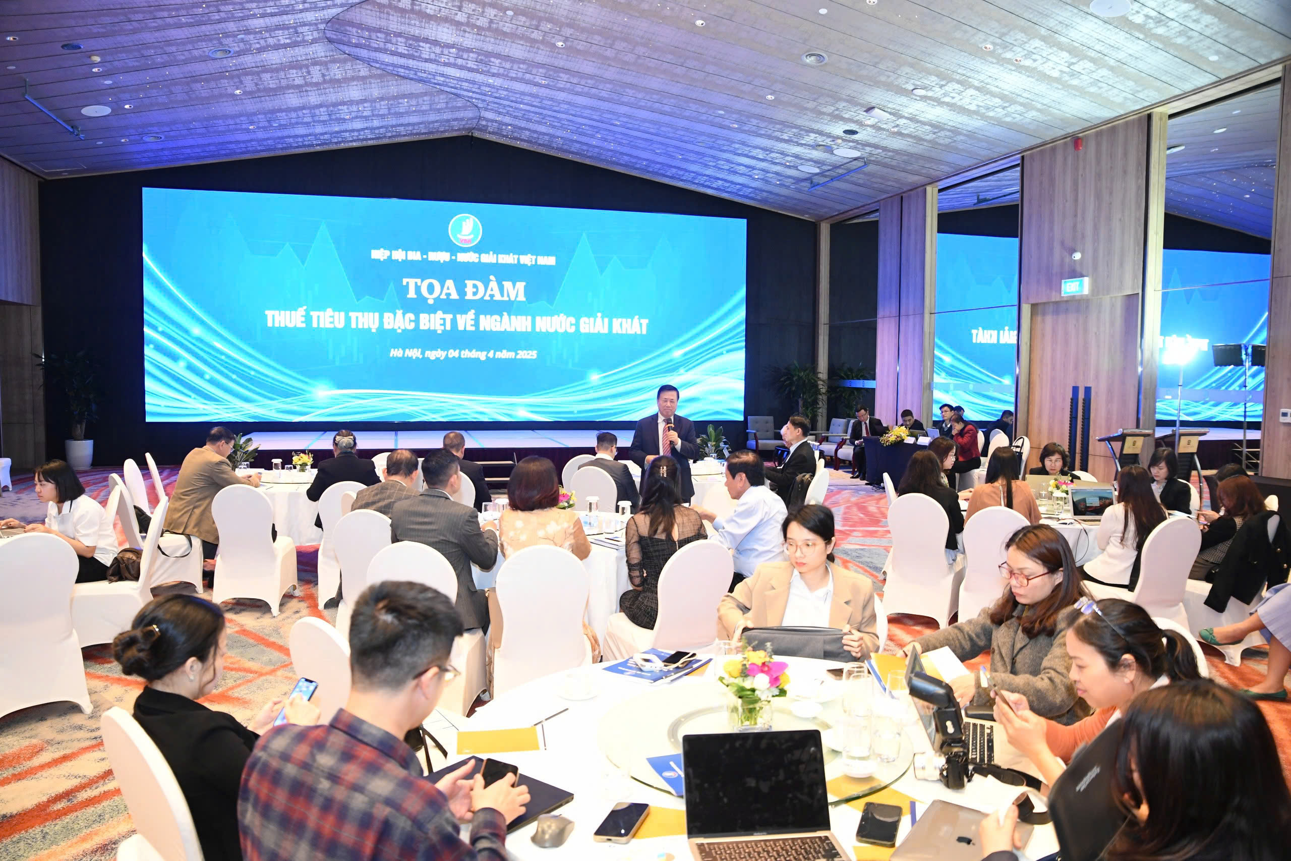 Đại diện doanh nghiệp và chuyên gia chia sẻ khó khăn của ngành.