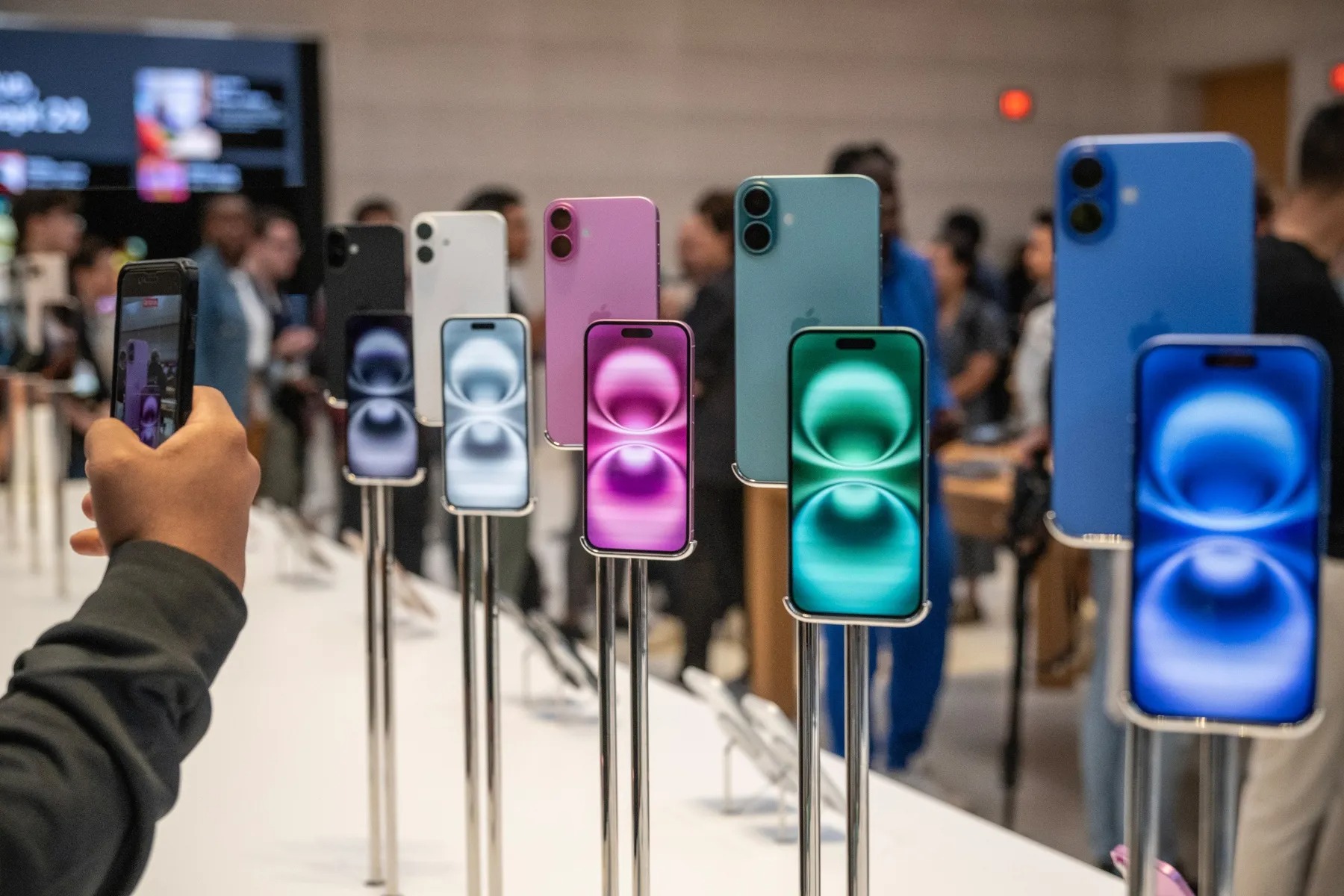 iPhone là sản phẩm chủ lực của Apple, chiếm khoảng 50% doanh thu toàn cầu. 