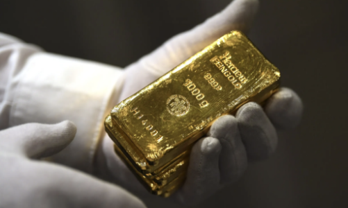 Giá vàng trượt dốc xuống dưới 3.000 USD/oz, SPDR Gold Trust bán 6 tấn vàng