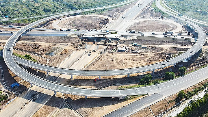 ADB đánh giá việc kiểm soát chi tiêu và tăng thu hiệu quả giúp tỷ lệ nợ công trên GDP ước tính đã giảm xuống khoảng 36% đến 37% vào cuối năm 2024, tạo dư địa tài khóa thuận lợi hơn cho các chính sách hỗ trợ trong tương lai. 