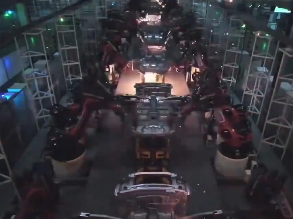 Nh&agrave; m&aacute;y n&agrave;y hoạt động trong b&oacute;ng tối ho&agrave;n to&agrave;n, chỉ c&oacute; v&agrave;i tia s&aacute;ng l&oacute;e l&ecirc;n v&agrave; những tia lửa ph&aacute;t ra khi c&aacute;c bộ phận được h&agrave;n lại với nhau.