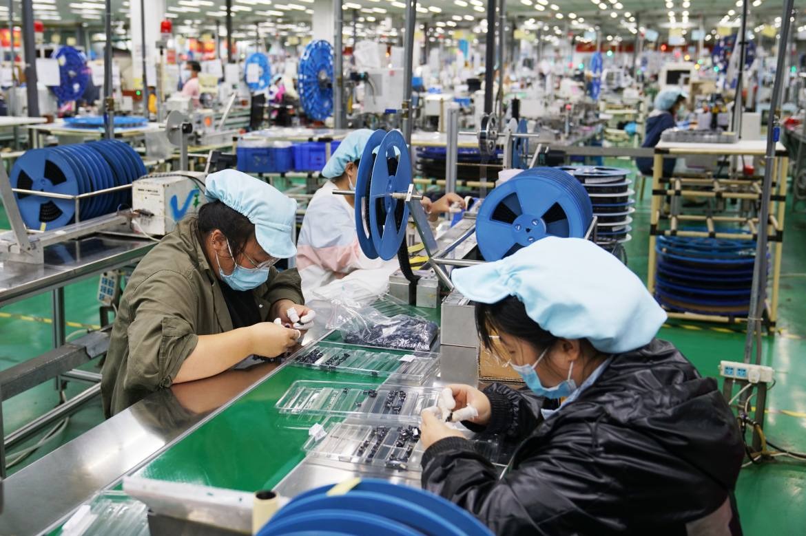 Công nhân tại một nhà máy sản xuất các sản phẩm của Apple. Ảnh: WSJ