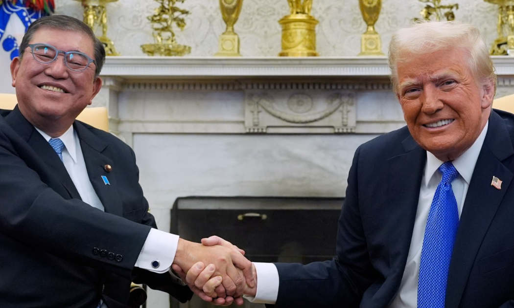 Thủ tướng Nhật Bản Shigeru Ishiba và Tổng thống Mỹ Donald Trump trong cuộc gặp tại Nhà Trắng vào tháng 2/2025 - Ảnh: Getty Images