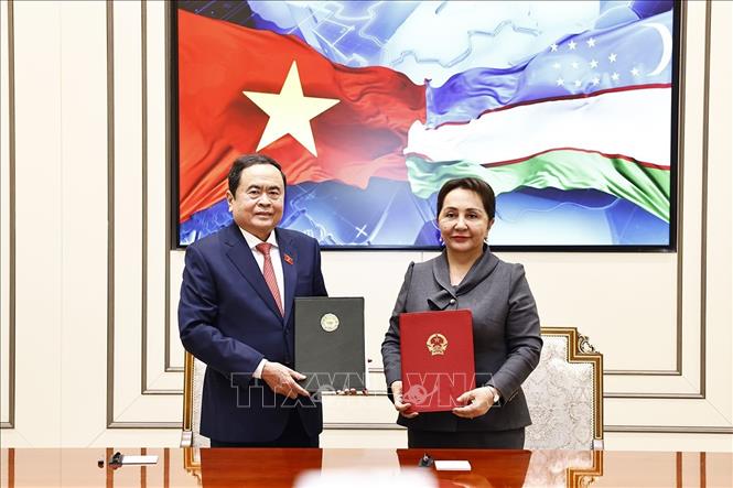 Chủ tịch Quốc hội Trần Thanh Mẫn v&agrave; Chủ tịch Thượng viện Uzbekistan Tanzila Narbaeva k&yacute; kết văn kiện hợp t&aacute;c giữa Quốc hội hai nước - Ảnh: TTXVN