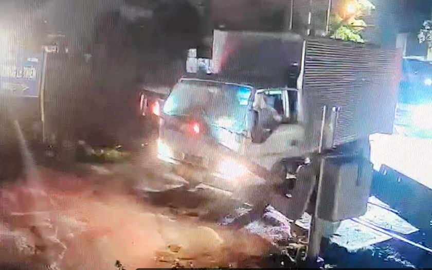 Xe &ocirc; t&ocirc; t&ocirc;ng đổ chắn t&agrave;u tại x&atilde; L&ecirc; Thiện, huyện An Dương, Hải Ph&ograve;ng.Ảnh: VRN cung cấp.