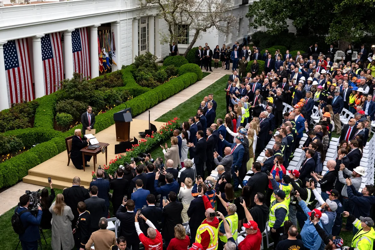Ông Trump phát biểu trong sự kiện công bố thuế đối ứng tại Vườn Hồng của Nhà Trắng ngày 2/4 - Ảnh: Bloomberg