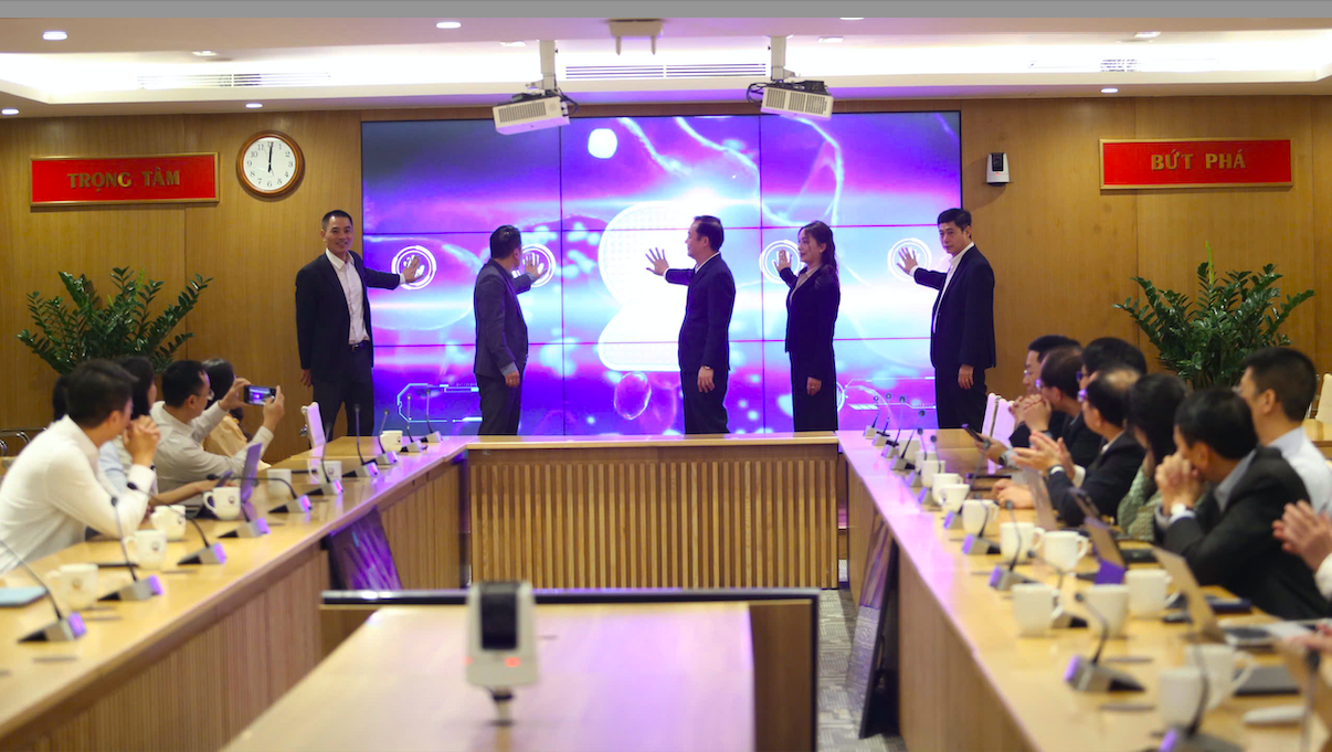 C&aacute;c đại biểu thực hiện nghi thức khai trương cổng.