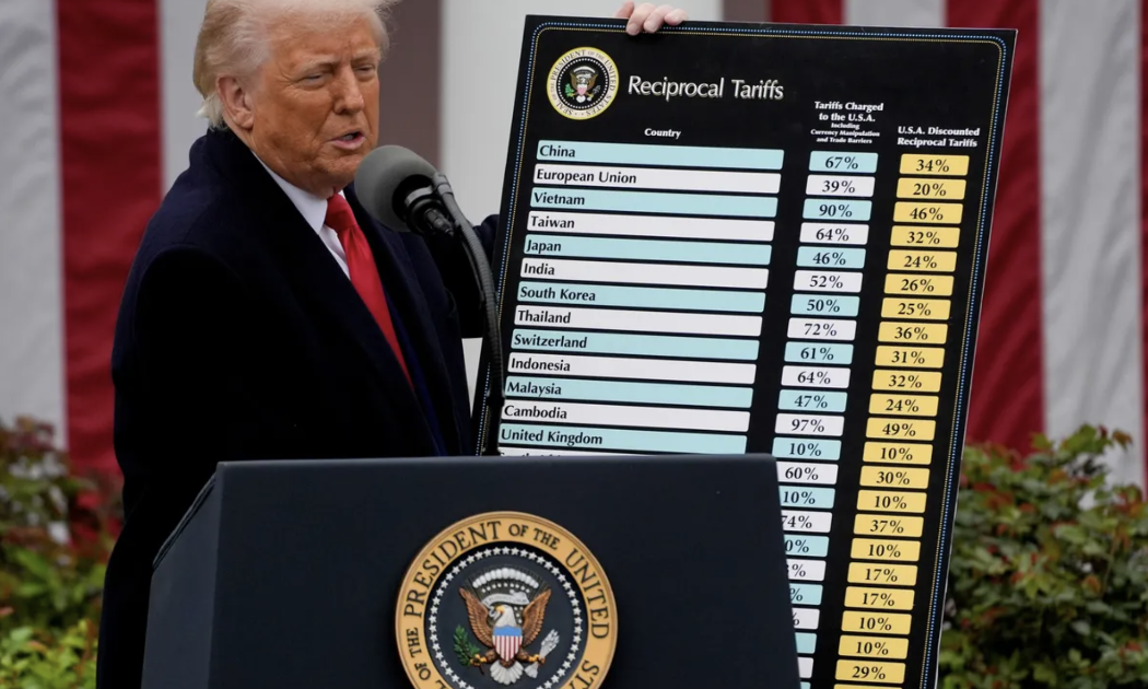 Tổng thống Mỹ Donald Trump tại sự kiện công bố thuế đối ứng tại Nhà Trắng, ngày 2/4 - Ảnh: Bloomberg.
