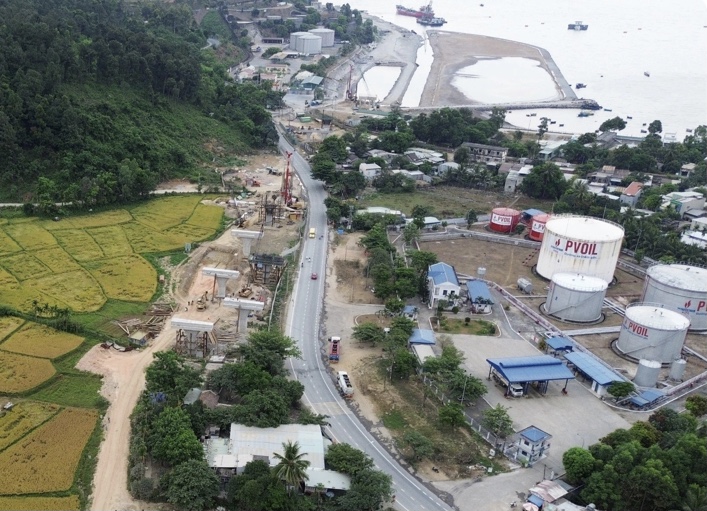 Thi c&ocirc;ng đường ven biển nối cảng Li&ecirc;n Chiểu.