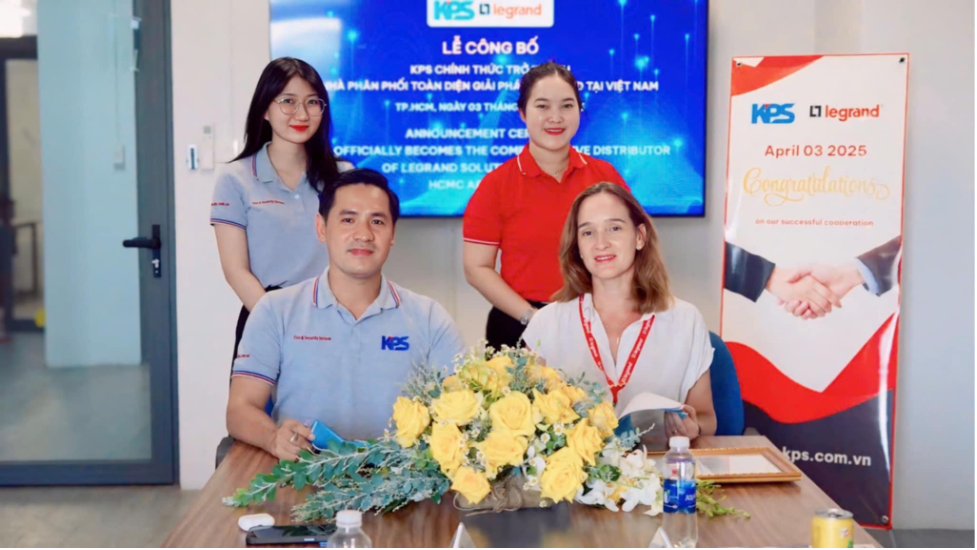 Ms. Jessica (Legrand) và Mr. Đinh Tấn Đạt (CEO KPS) chính thức ký kết thỏa thuận hợp tác.  
