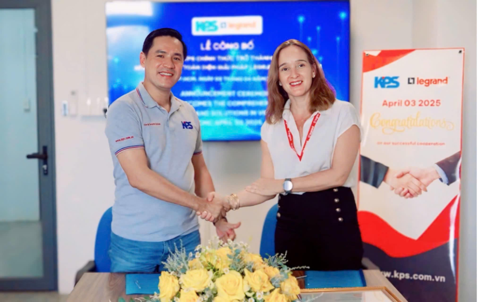 Legrand và KPS cùng bắt tay chúc mừng sự hợp tác thành công.  