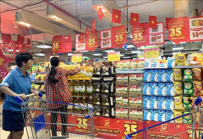 Người dân mua sắm tại Co.opmart Rạch Miễu (Thành phố Hồ Chí Minh). Ảnh: Hồng Đạt