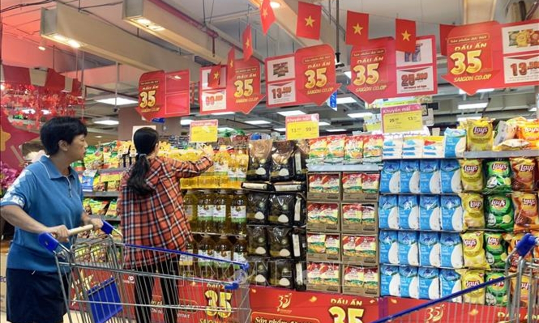 Người dân mua sắm tại Co.opmart Rạch Miễu (Thành phố Hồ Chí Minh). Ảnh: Hồng Đạt