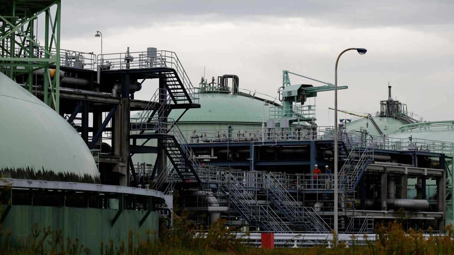 Các bồn chứa LNG của  Tokyo Gas ở tỉnh Chiba. Nhật Bản được cho là đang cân nhắc tham gia vào một dự án LNG ở bang Alaska, Mỹ - Ảnh: Reuters